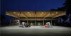 Overkapping van hout als hoofdmateriaal bij Servicestation Verzetslaan Purmerend van NEXT architects